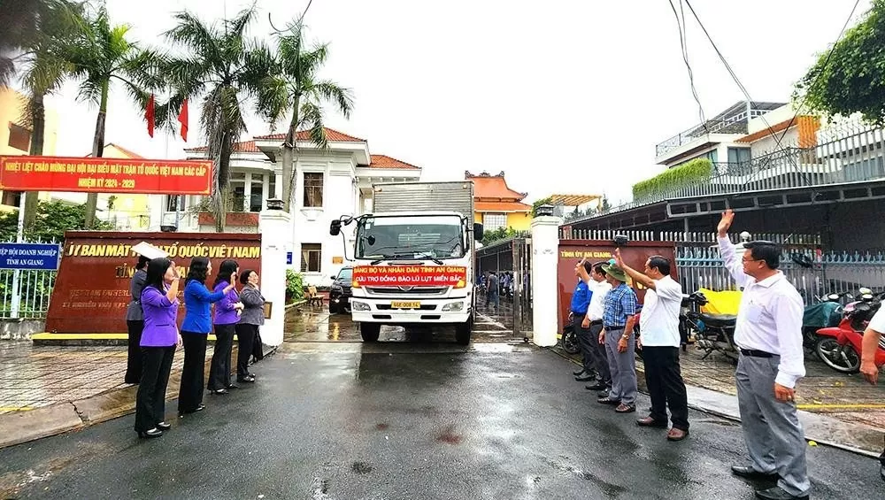 Chuyến xe mang nặng nghĩa đồng bào Chuyến xe mang nặng nghĩa đồng bào