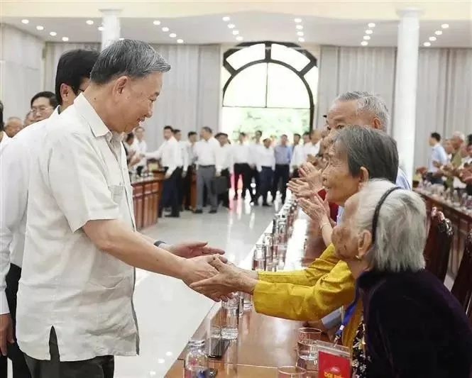 General Secretary To Lam visits Heroic Mothers, revolution contributors in Dong Thap General Secretary To Lam visits Heroic Mothers, revolution contributors in Dong Thap