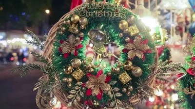 Christmast market in Hanoi getting warm with diverse products, affordable prices