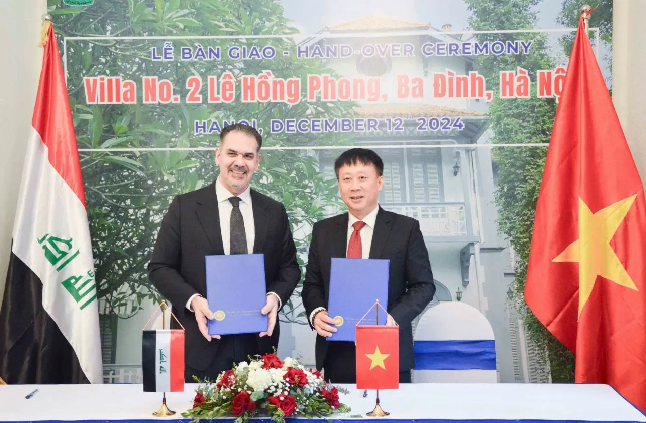 Ông Ngô Phương Nghị, Cục trưởng Cục Phục vụ Ngoại giao đoàn và ông Ahmad Moayad Rashad Al-Azzawi, Đại biện Đại sứ quán Iraq tại Việt Nam tại buổi lễ bàn giao nhà số 2 Lê Hồng Phong (Ảnh: Phạm Hiền) Ông Ngô Phương Nghị, Cục trưởng Cục Phục vụ Ngoại giao đoàn và ông Ahmad Moayad Rashad Al-Azzawi, Đại biện Đại sứ quán Iraq tại Việt Nam tại buổi lễ bàn giao nhà số 2 Lê Hồng Phong (Ảnh: Phạm Hiền)