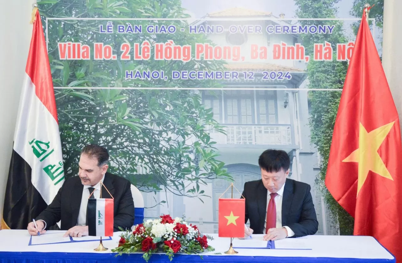 Ông Ngô Phương Nghị, Cục trưởng Cục Phục vụ Ngoại giao đoàn và ông Ahmad Moayad Rashad Al-Azzawi, Đại biện Đại sứ quán Iraq tại Việt Nam kí kết biên bản bàn giao nhà số 2 Lê Hồng Phong (Ảnh: Phạm Hiền) Ông Ngô Phương Nghị, Cục trưởng Cục Phục vụ Ngoại giao đoàn và ông Ahmad Moayad Rashad Al-Azzawi, Đại biện Đại sứ quán Iraq tại Việt Nam kí kết biên bản bàn giao nhà số 2 Lê Hồng Phong (Ảnh: Phạm Hiền)