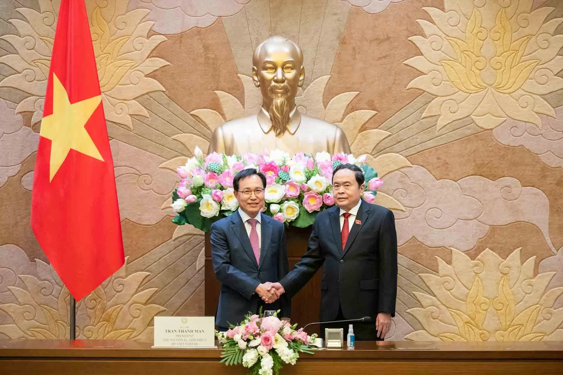 NA Chairman Tran Thanh Man receives Samsung Vietnam's leader NA Chairman Tran Thanh Man receives Samsung Vietnam's leader