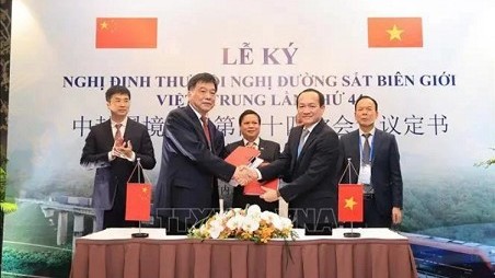 Vietnam, China sign protocol on railway transport cooperation