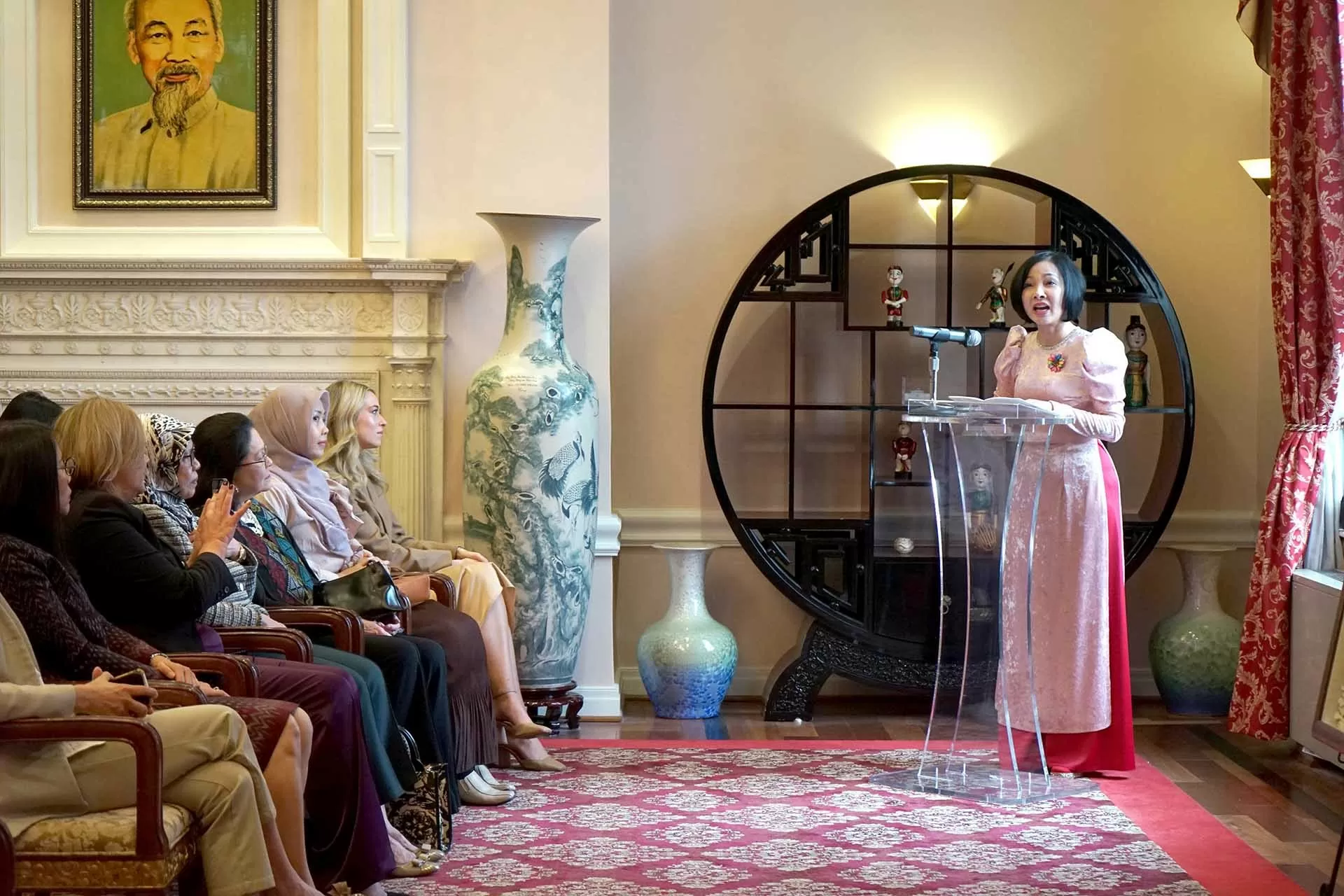 Chủ tịch Hội Phu nhân ASEAN tại Washington DC, bà Trần Thị Bích Vân - Phu nhân Đại sứ Việt Nam phát biểu tại cuộc họp thường niên. Chủ tịch Hội Phu nhân ASEAN tại Washington DC, bà Trần Thị Bích Vân - Phu nhân Đại sứ Việt Nam phát biểu tại cuộc họp thường niên.