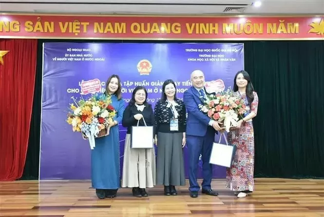 Vietnamese language teachers abroad complete training in Hanoi. (Photo: VNA) Vietnamese language teachers abroad complete training in Hanoi. (Photo: VNA)