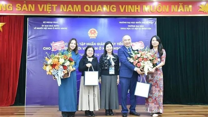 Vietnamese language teachers abroad complete training in Hanoi