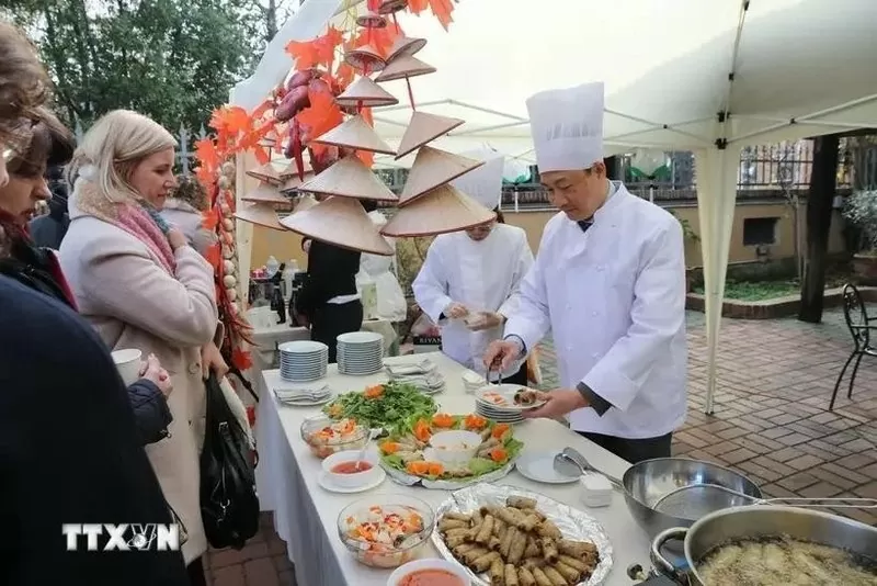 Vietnamese Ambassador to Italy Duong Hai Hung invites delegates and guests to enjoy pho” (Vietnamese noodle soup) and “nem”. (Photo: VNA) Vietnamese Ambassador to Italy Duong Hai Hung invites delegates and guests to enjoy pho” (Vietnamese noodle soup) and “nem”. (Photo: VNA)