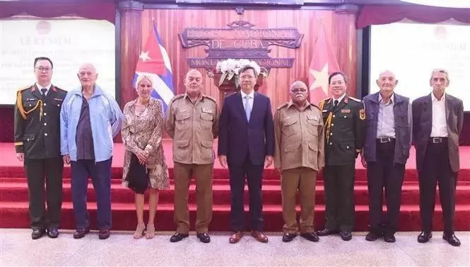 Ambassador Le Quang Long (centre) and Defence Attaché Colonel Bui Xuan Phong (third, right), take a photo with Cuban war veterans. (Photo: VNA) Ambassador Le Quang Long (centre) and Defence Attaché Colonel Bui Xuan Phong (third, right), take a photo with Cuban war veterans. (Photo: VNA)