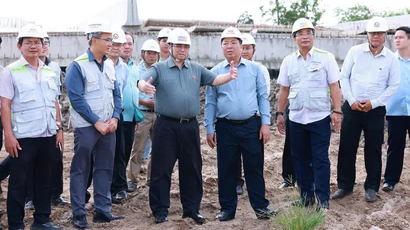PM Pham Minh Chinh inspects Can Tho-Ca Mau Expressway project