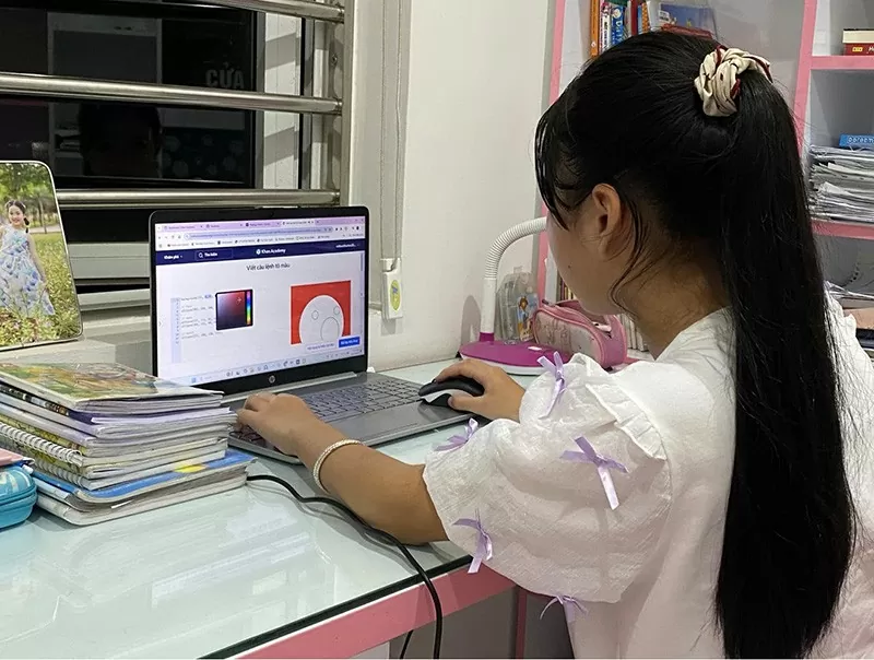 Breaking barriers, inspiring dreams: How free online learning is empowering young women in the field of STEM Breaking barriers, inspiring dreams: How free online learning is empowering young women in the field of STEM