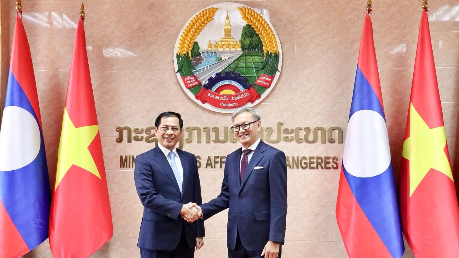 Vietnam, Laos Foreign Ministers hold 11th Ministerial Political Consultation in Vientiane