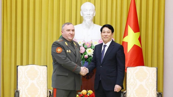 President Luong Cuong receives Belarusian Defence Minister Khrenin Viktor Gennadievich in Hanoi