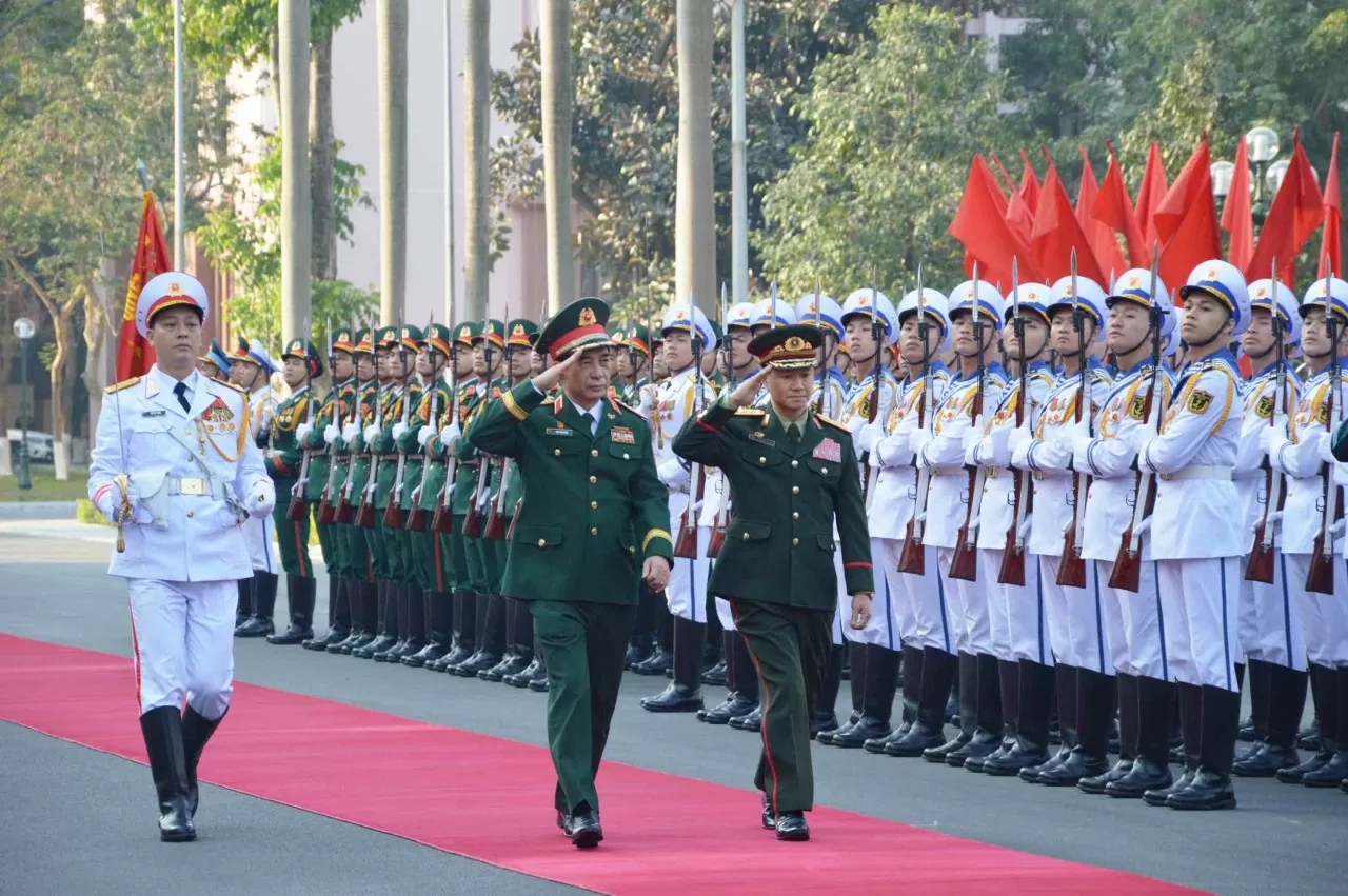 Đại tướng Phan Văn Giang và Thượng tướng Khamliang Outhakaysone duyệt đội danh dự Quân đội nhân dân Việt Nam. (Ảnh: Ngọc Anh) Đại tướng Phan Văn Giang và Thượng tướng Khamliang Outhakaysone duyệt đội danh dự Quân đội nhân dân Việt Nam. (Ảnh: Ngọc Anh)