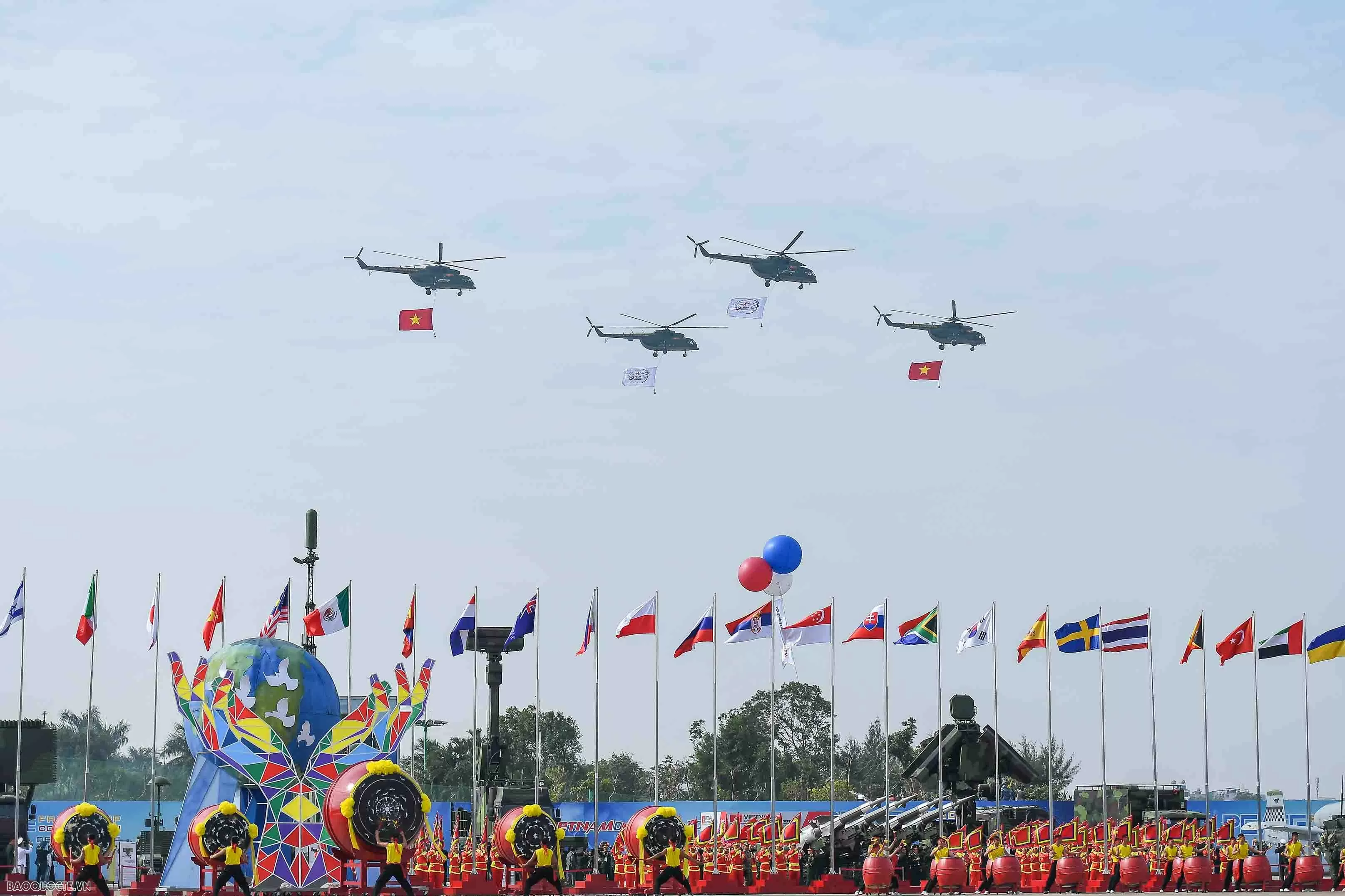 Sáng nay, ngày 19/12, tại Sân bay Gia Lâm đã diễn ra Lễ khai mạc Triển lãm Quốc phòng quốc tế Việt Nam. Sáng nay, ngày 19/12, tại Sân bay Gia Lâm đã diễn ra Lễ khai mạc Triển lãm Quốc phòng quốc tế Việt Nam.