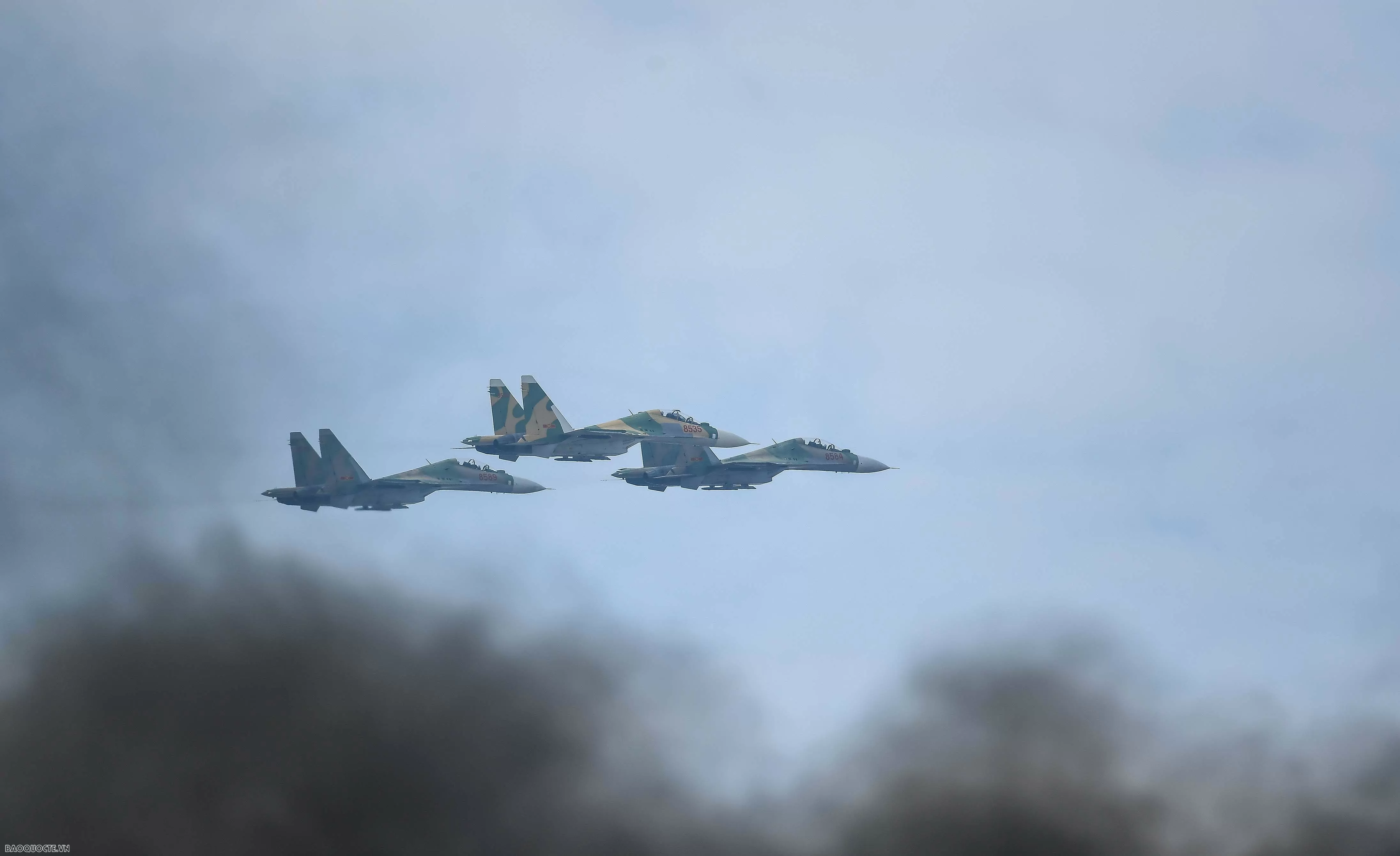 Vietnam International Defense Expo 2024: Witness Su-30MK2 Fighter Jets Perform Aerial Maneuvers Vietnam International Defense Expo 2024: Witness Su-30MK2 Fighter Jets Perform Aerial Maneuvers