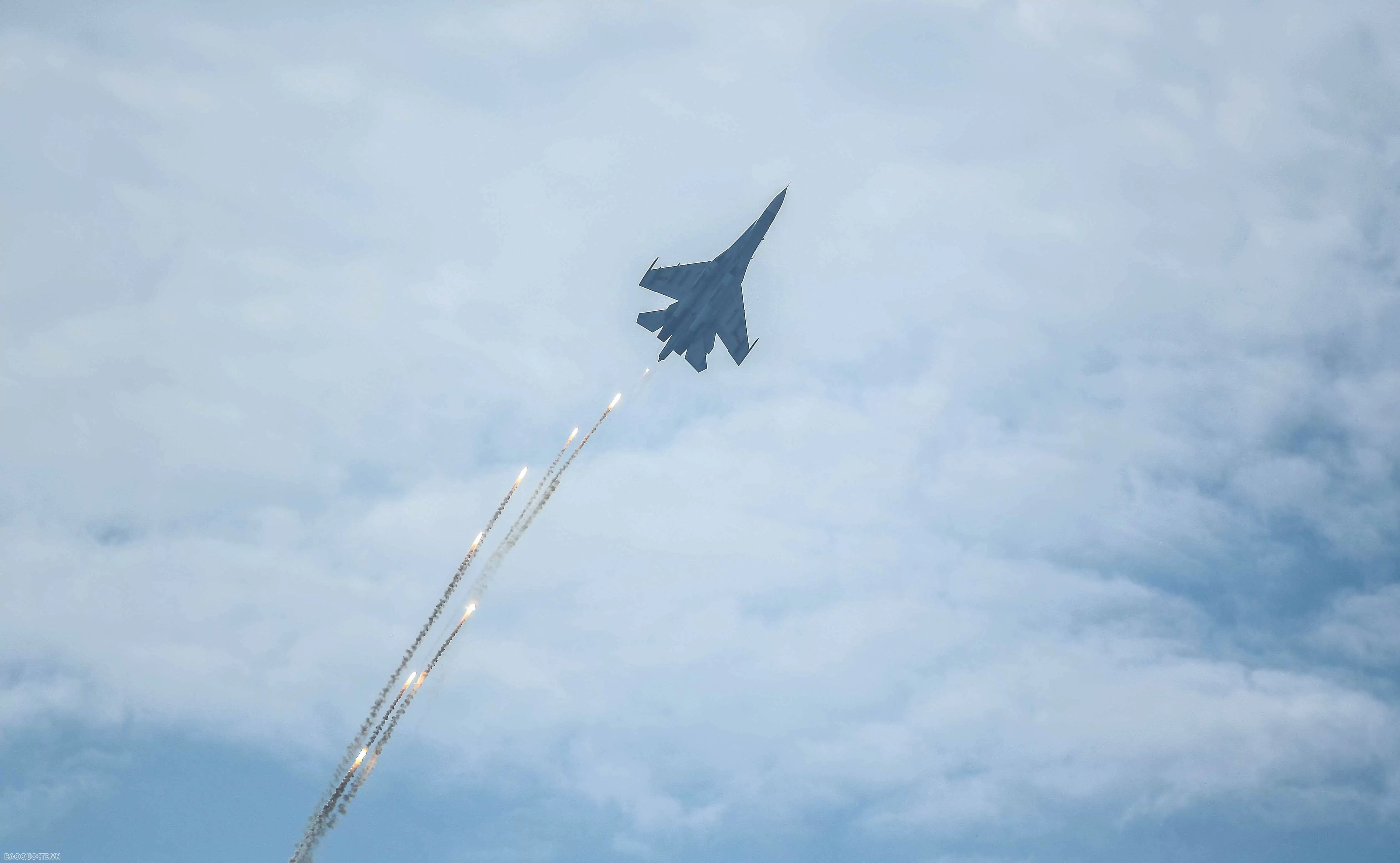 Vietnam International Defense Expo 2024: Witness Su-30MK2 Fighter Jets Perform Aerial Maneuvers Vietnam International Defense Expo 2024: Witness Su-30MK2 Fighter Jets Perform Aerial Maneuvers