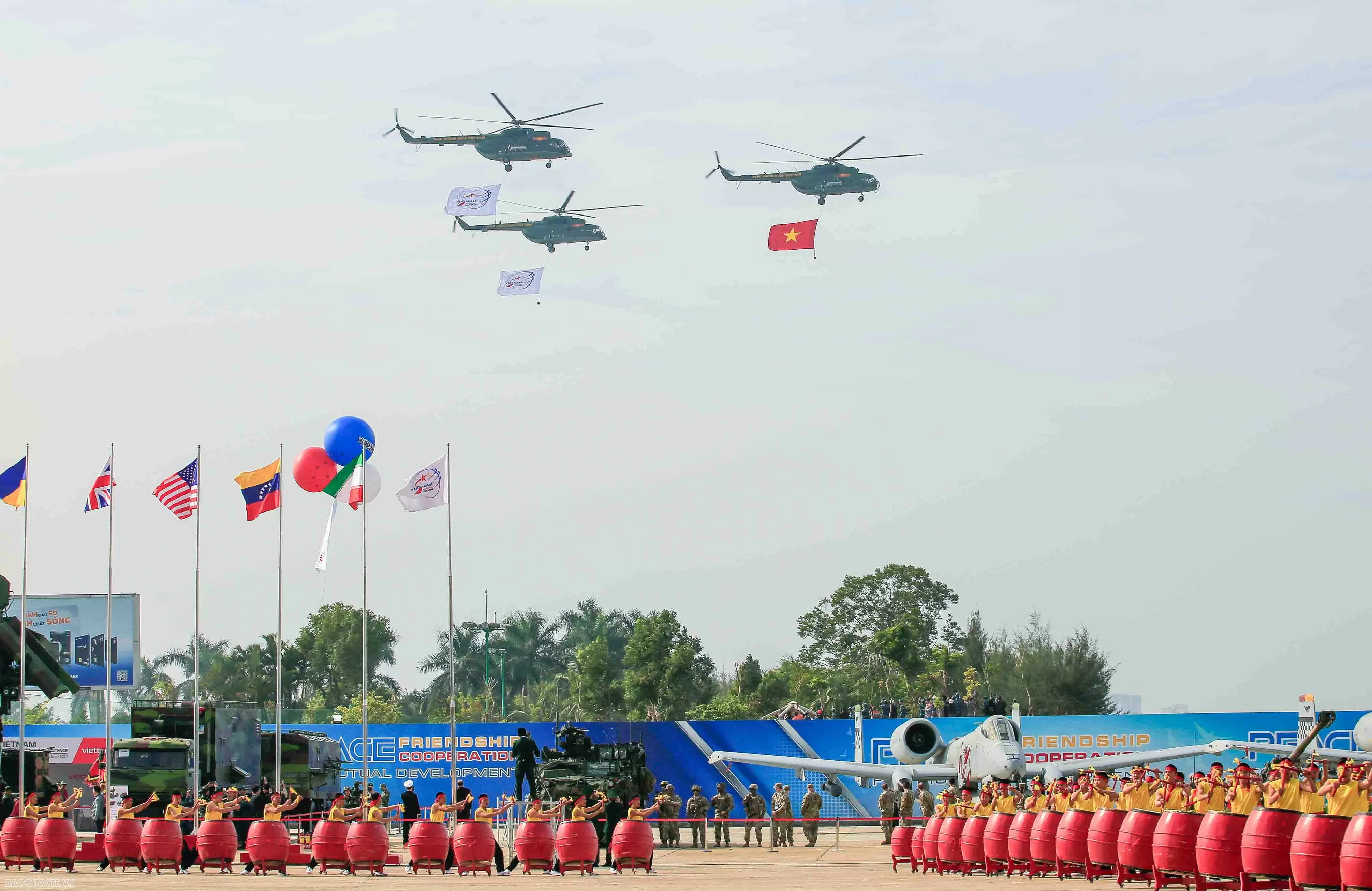 Mở đầu là màn bay chào mừng của trực thăng Mi kéo cờ Tổ quốc và cờ Triển lãm theo đội hình 3-4. Phía dưới, là màn trình diễn của các chiến sĩ, nghệ sĩ, diễn viên… Mở đầu là màn bay chào mừng của trực thăng Mi kéo cờ Tổ quốc và cờ Triển lãm theo đội hình 3-4. Phía dưới, là màn trình diễn của các chiến sĩ, nghệ sĩ, diễn viên…