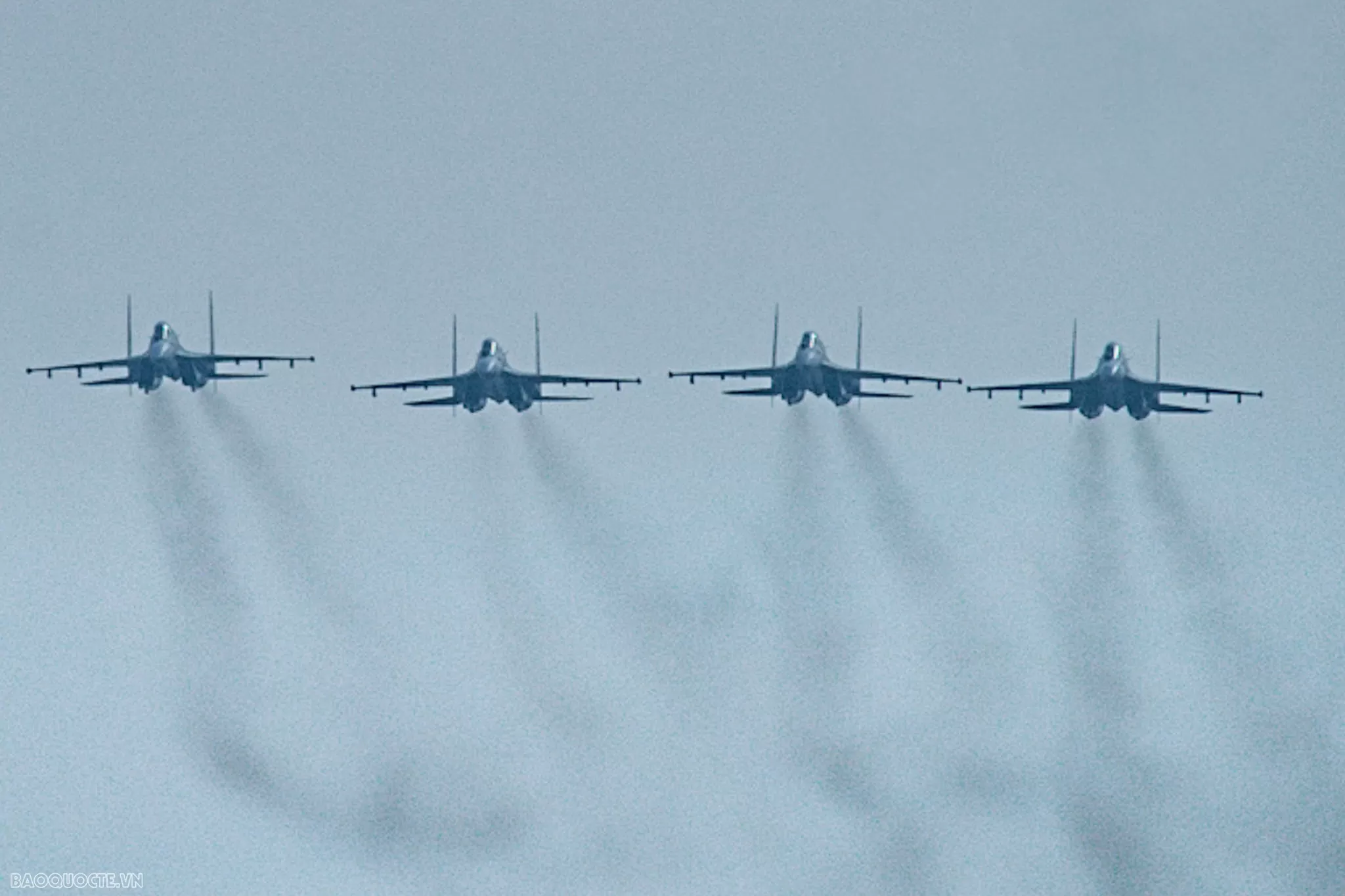 Vietnam International Defense Expo 2024: Witness Su-30MK2 Fighter Jets Perform Aerial Maneuvers Vietnam International Defense Expo 2024: Witness Su-30MK2 Fighter Jets Perform Aerial Maneuvers