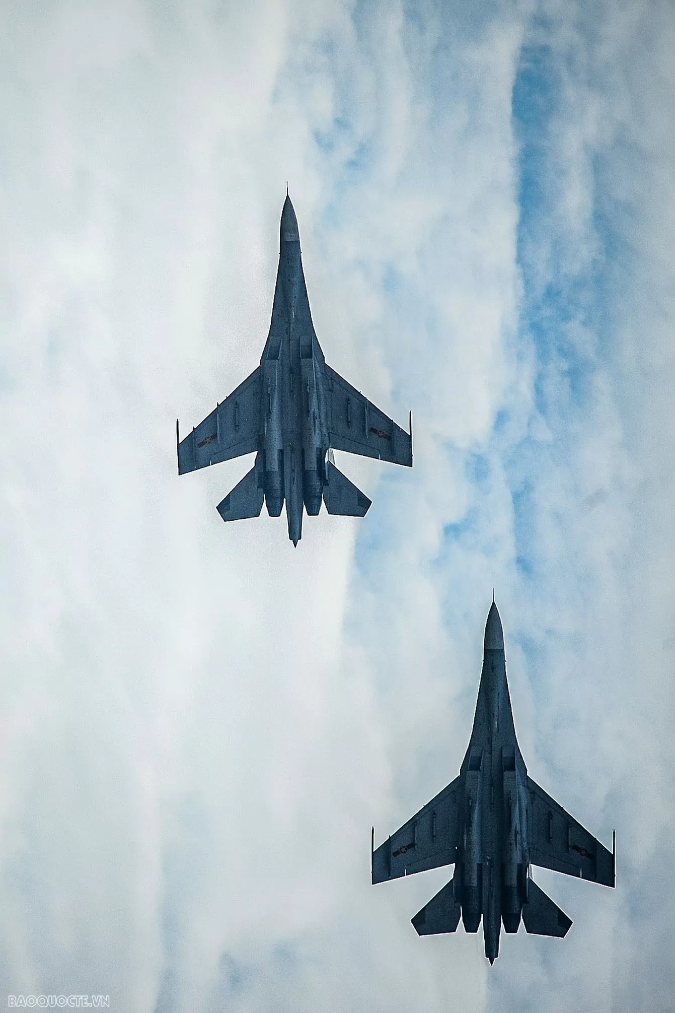 Vietnam International Defense Expo 2024: Witness Su-30MK2 Fighter Jets Perform Aerial Maneuvers Vietnam International Defense Expo 2024: Witness Su-30MK2 Fighter Jets Perform Aerial Maneuvers
