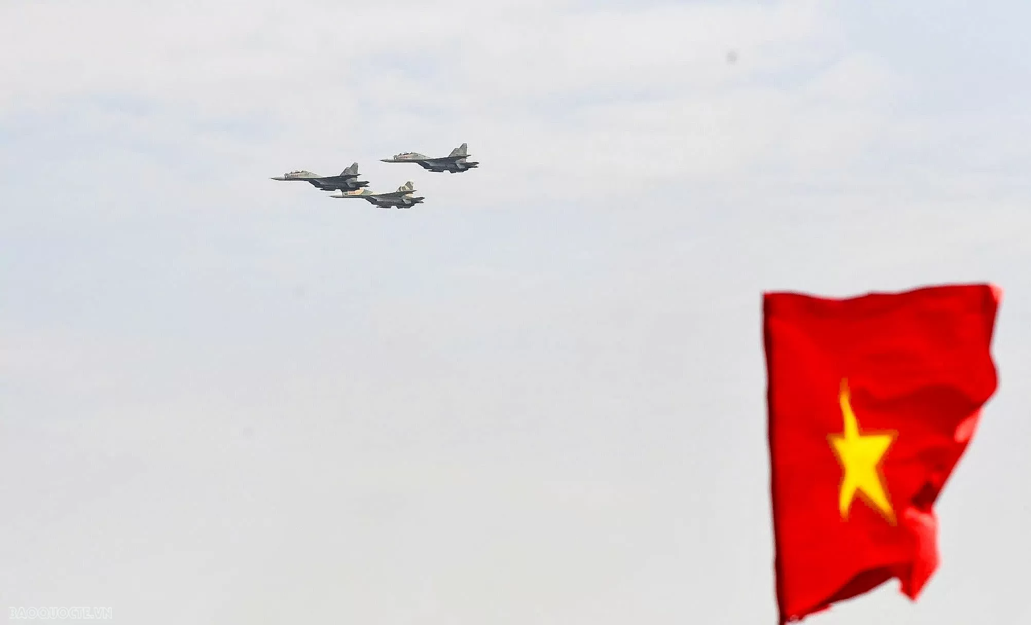 Vietnam International Defense Expo 2024: Witness Su-30MK2 Fighter Jets Perform Aerial Maneuvers Vietnam International Defense Expo 2024: Witness Su-30MK2 Fighter Jets Perform Aerial Maneuvers