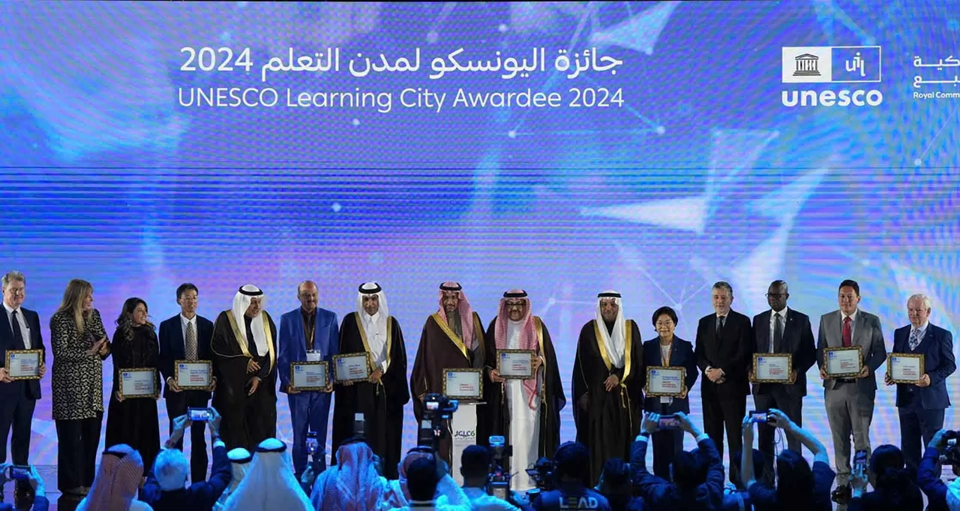 Đại diện các thành phố học tập toàn cầu nhận giải thưởng của UNESCO, ngày 2/12. Đại diện các thành phố học tập toàn cầu nhận giải thưởng của UNESCO, ngày 2/12.