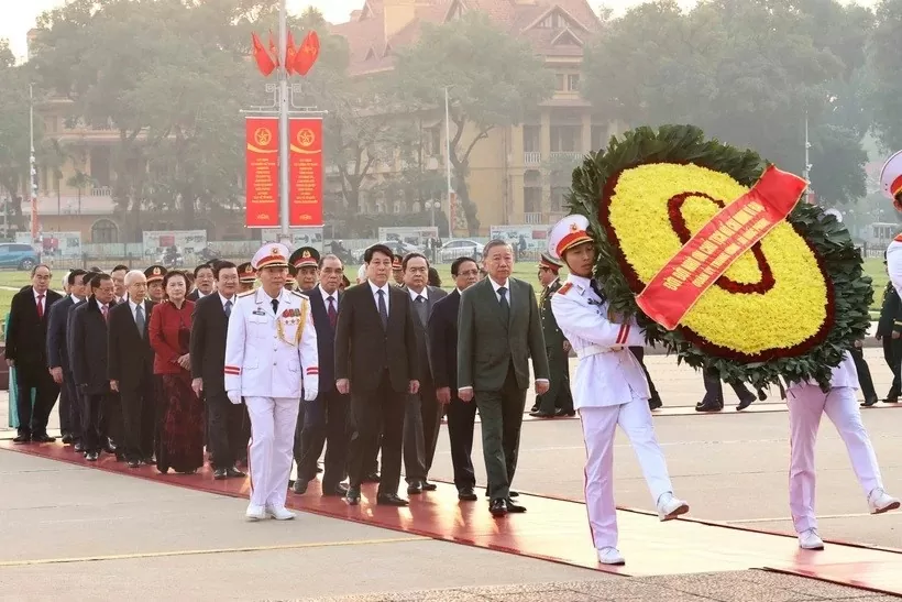 Leaders pay tribute to President Ho Chi Minh on 80th anniversary of Vietnam People's Army Leaders pay tribute to President Ho Chi Minh on 80th anniversary of Vietnam People's Army