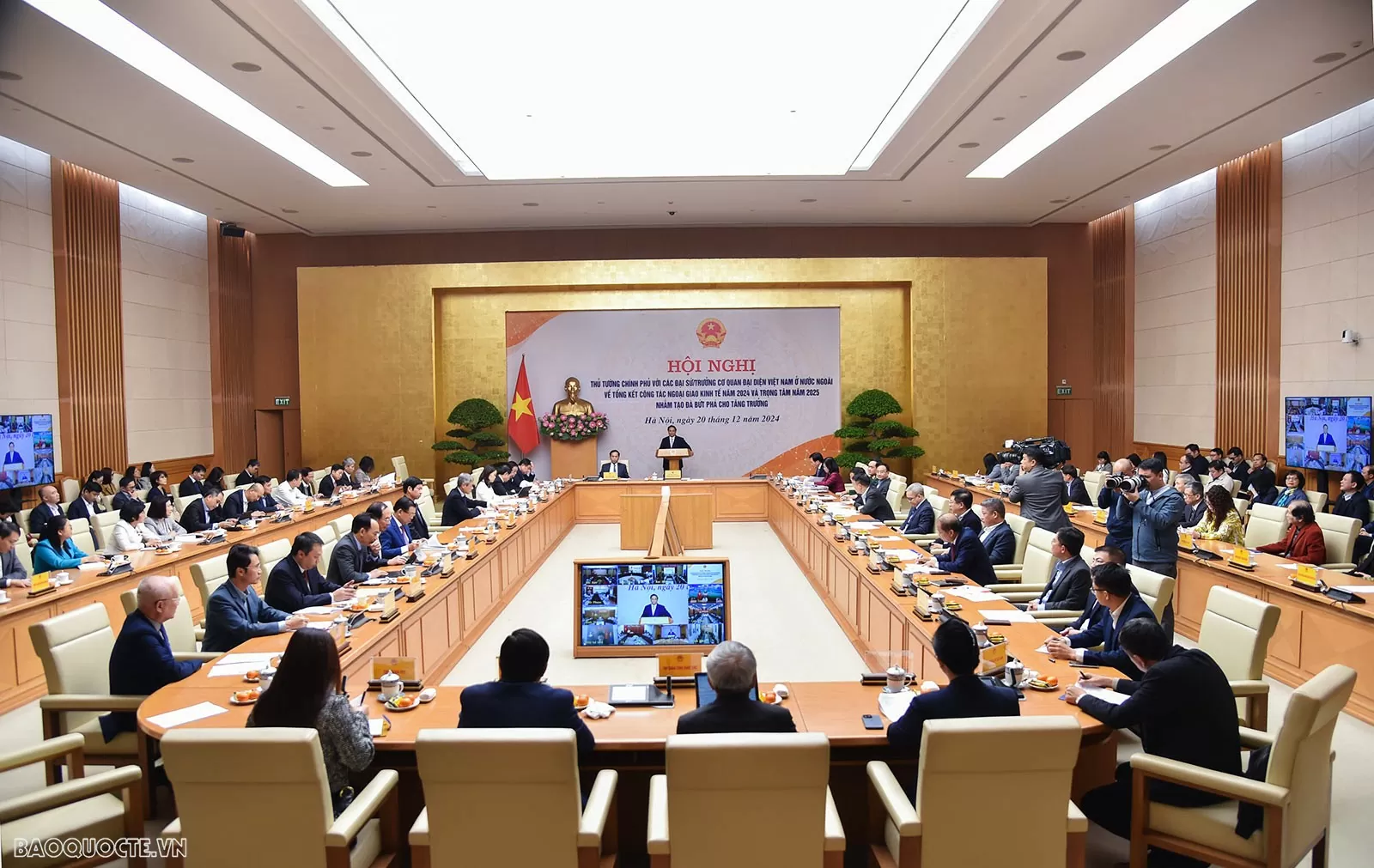 "For the cause of Justice" insignia presented to former Italian Ambassador to Vietnam