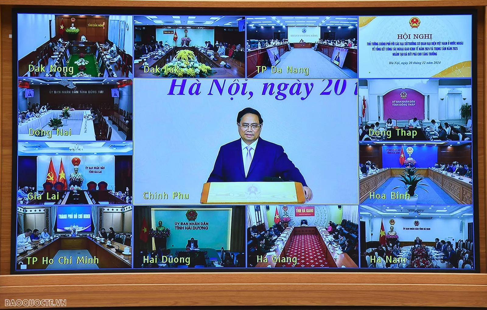 "For the cause of Justice" insignia presented to former Italian Ambassador to Vietnam "For the cause of Justice" insignia presented to former Italian Ambassador to Vietnam