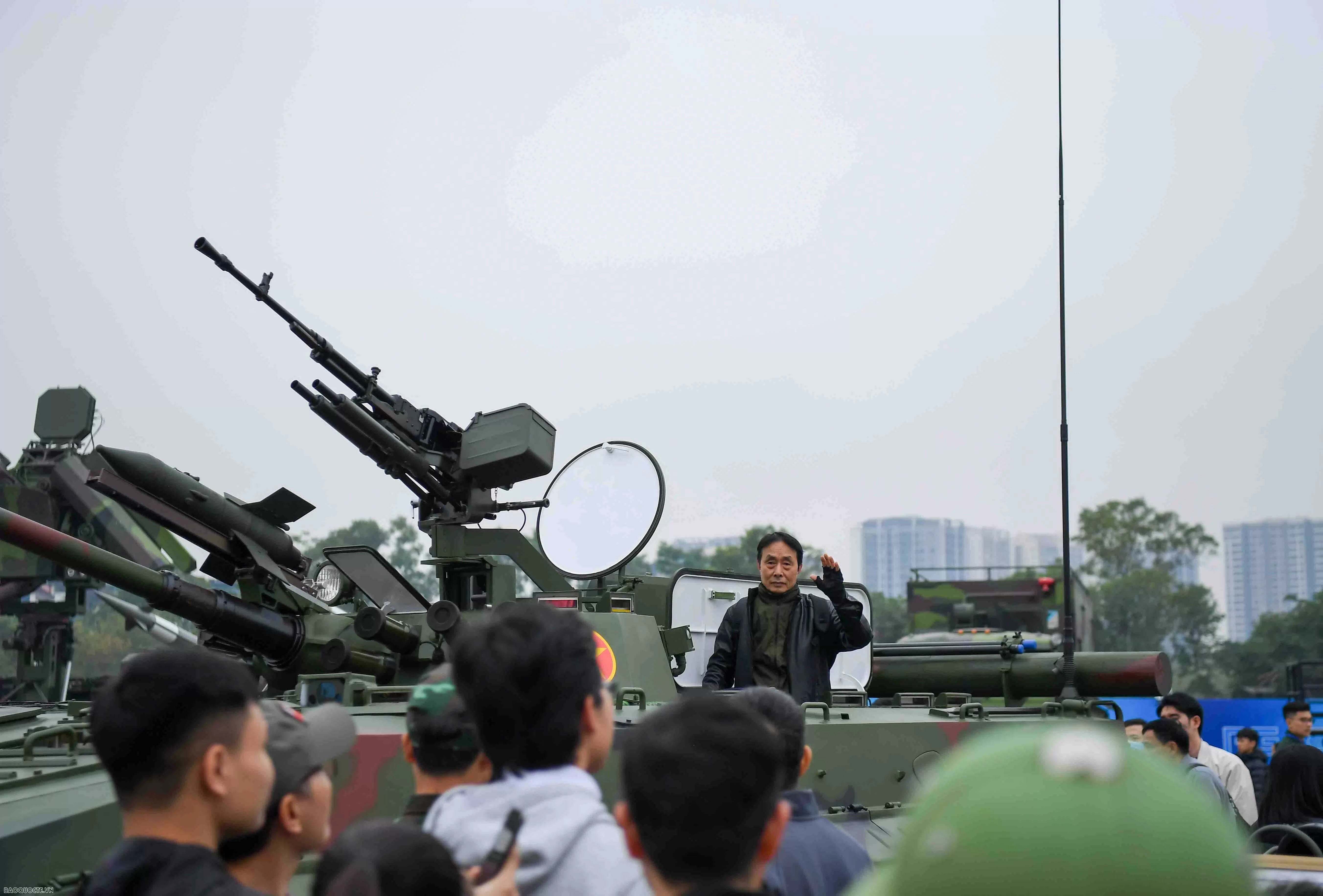 Vietnam International Defence Expo 2024: Visitors Experience Marksmanship and Tank Driving Vietnam International Defence Expo 2024: Visitors Experience Marksmanship and Tank Driving