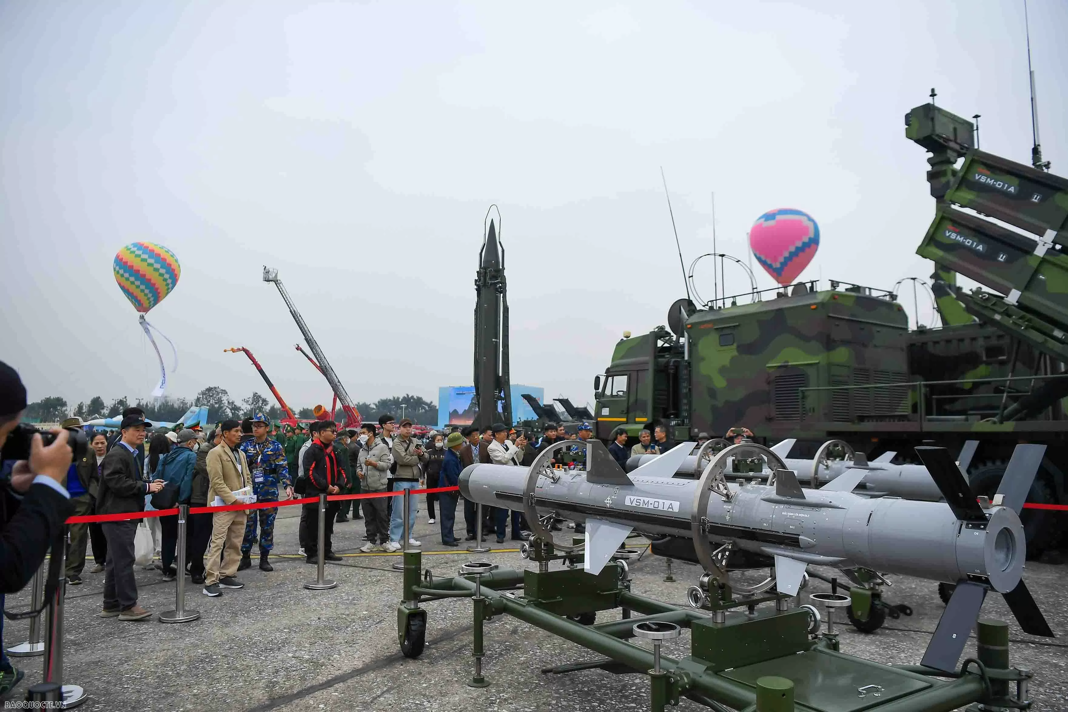 Vietnam International Defence Expo 2024: Visitors Experience Marksmanship and Tank Driving Vietnam International Defence Expo 2024: Visitors Experience Marksmanship and Tank Driving