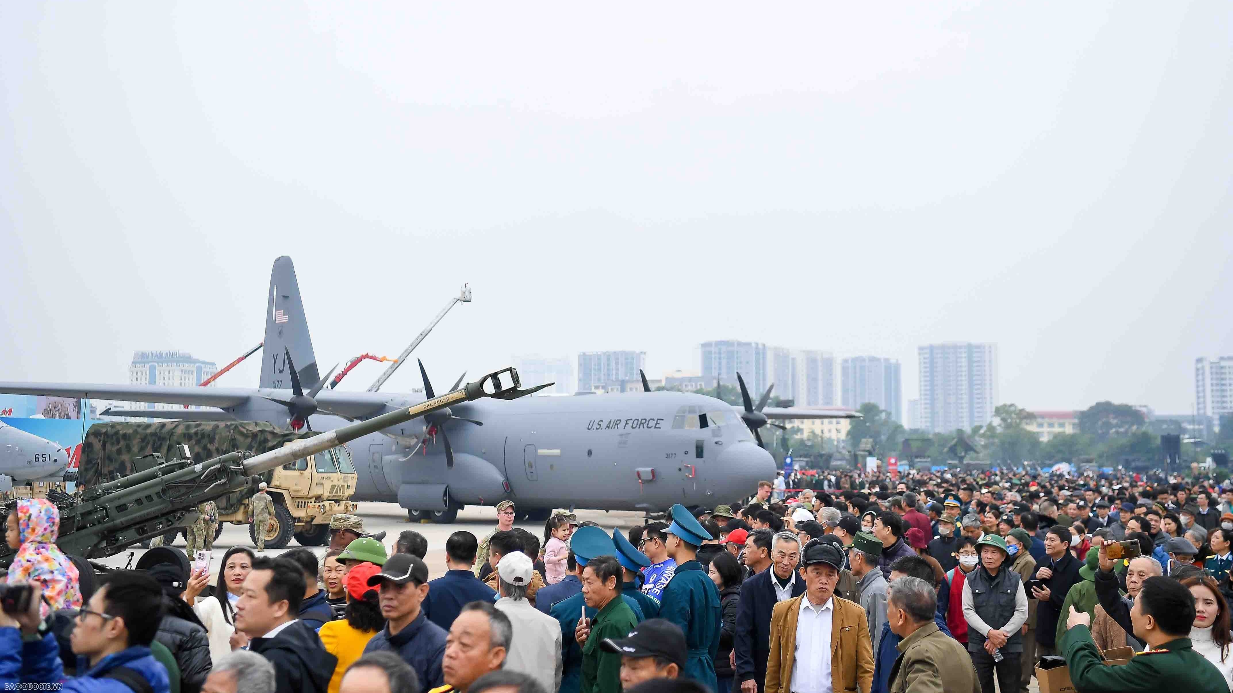 Vietnam International Defence Expo 2024: Visitors Experience Marksmanship and Tank Driving