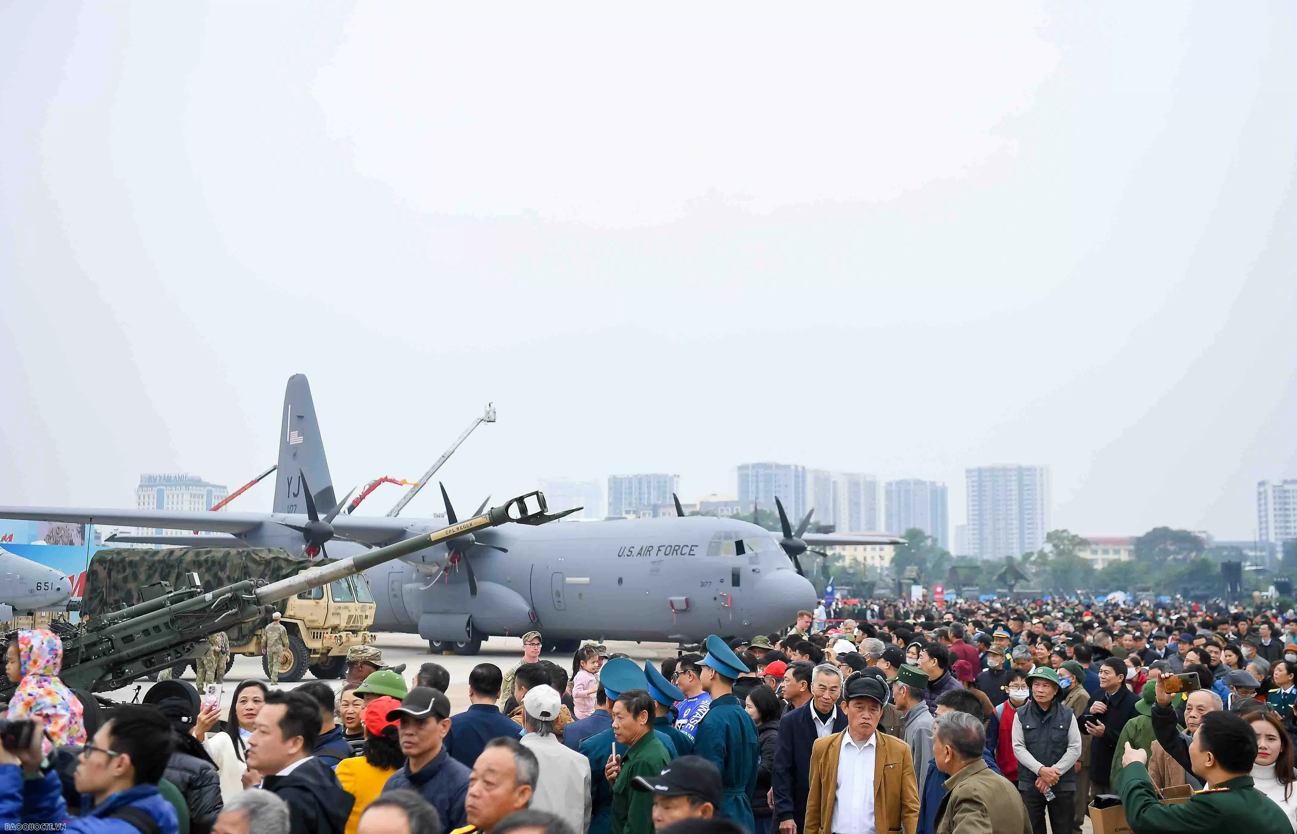 Vietnam International Defence Expo 2024: Visitors Experience Marksmanship and Tank Driving Vietnam International Defence Expo 2024: Visitors Experience Marksmanship and Tank Driving