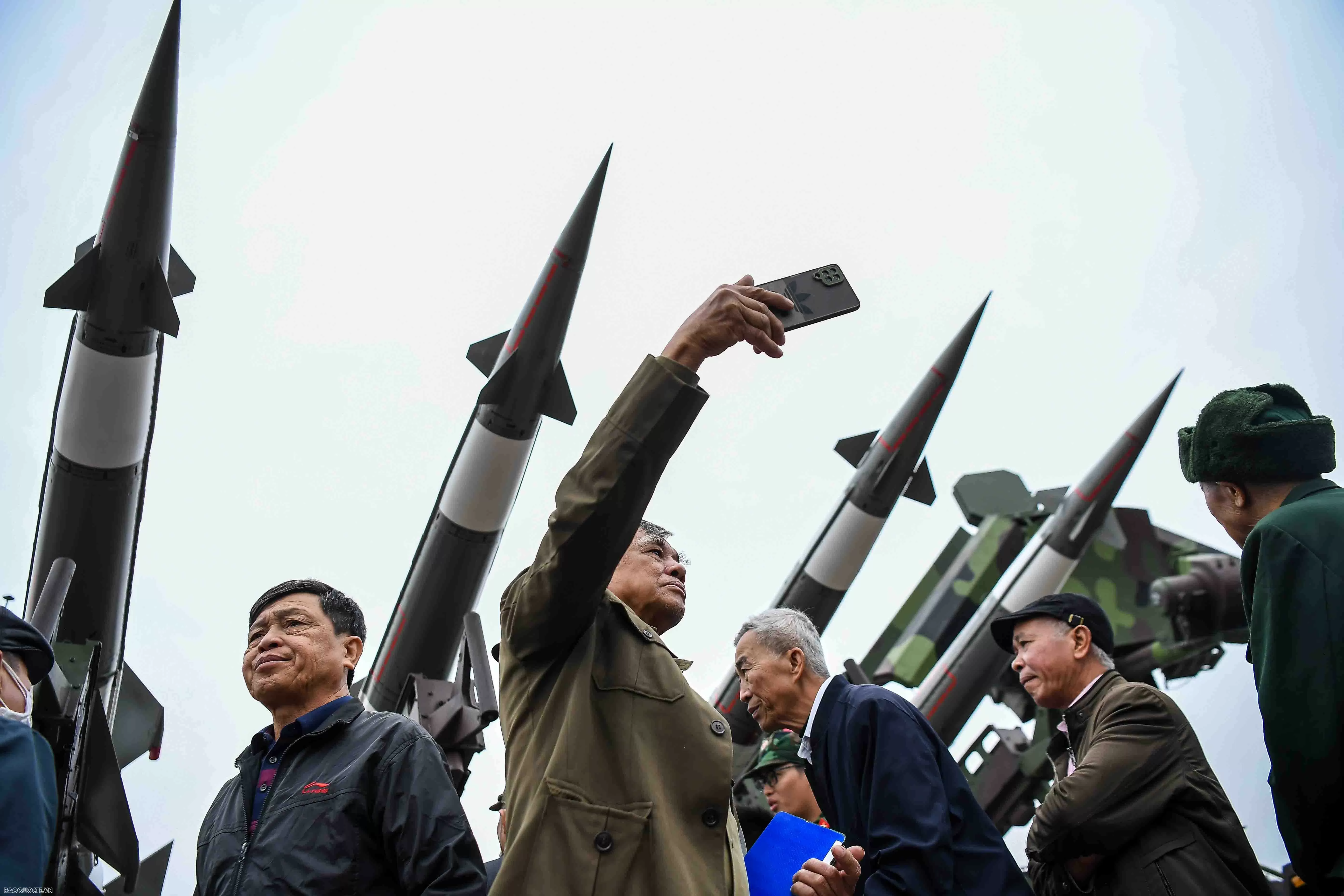 Vietnam International Defence Expo 2024: Visitors Experience Marksmanship and Tank Driving Vietnam International Defence Expo 2024: Visitors Experience Marksmanship and Tank Driving
