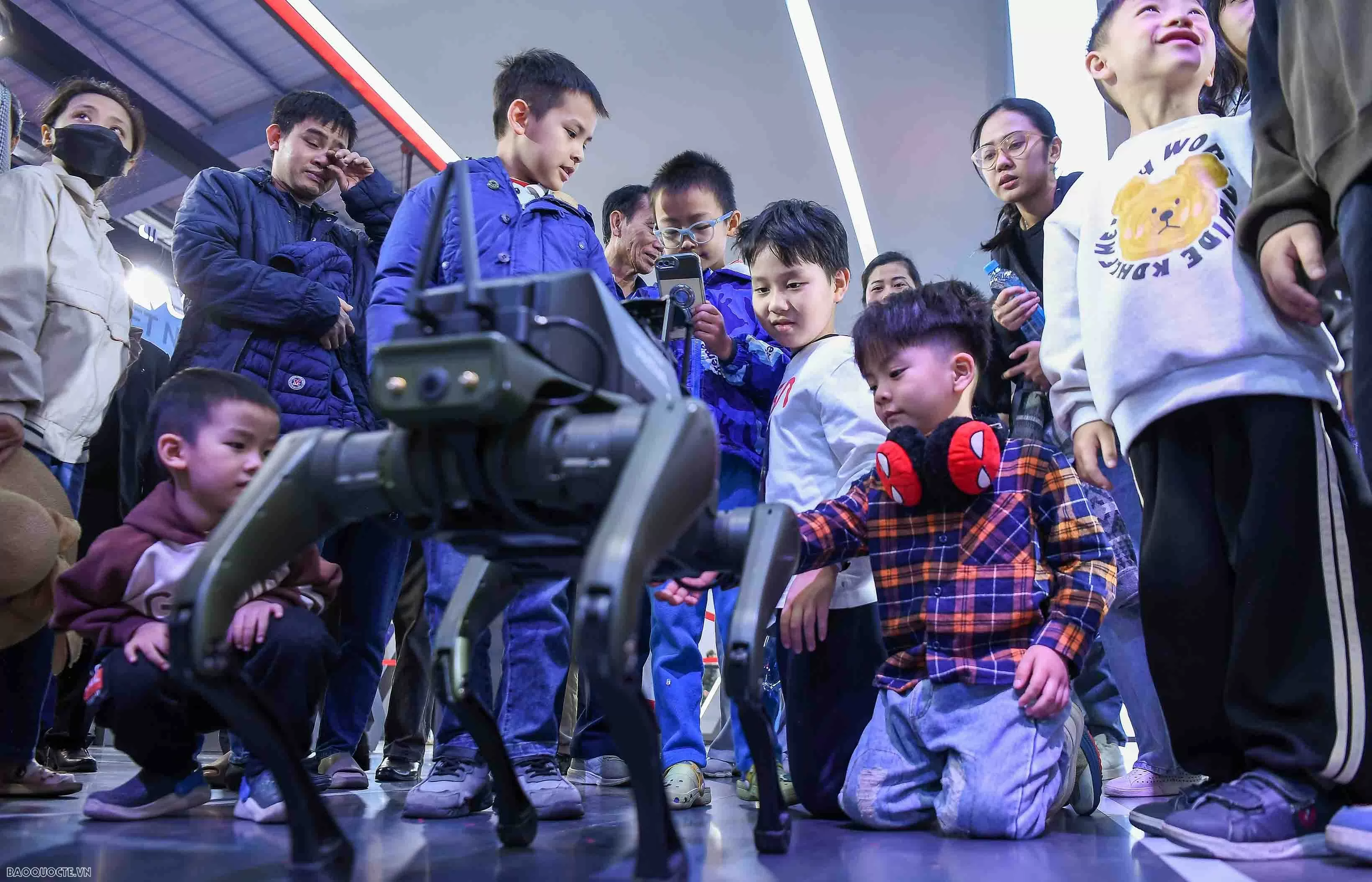Vietnam International Defence Expo 2024: Visitors Experience Marksmanship and Tank Driving Vietnam International Defence Expo 2024: Visitors Experience Marksmanship and Tank Driving