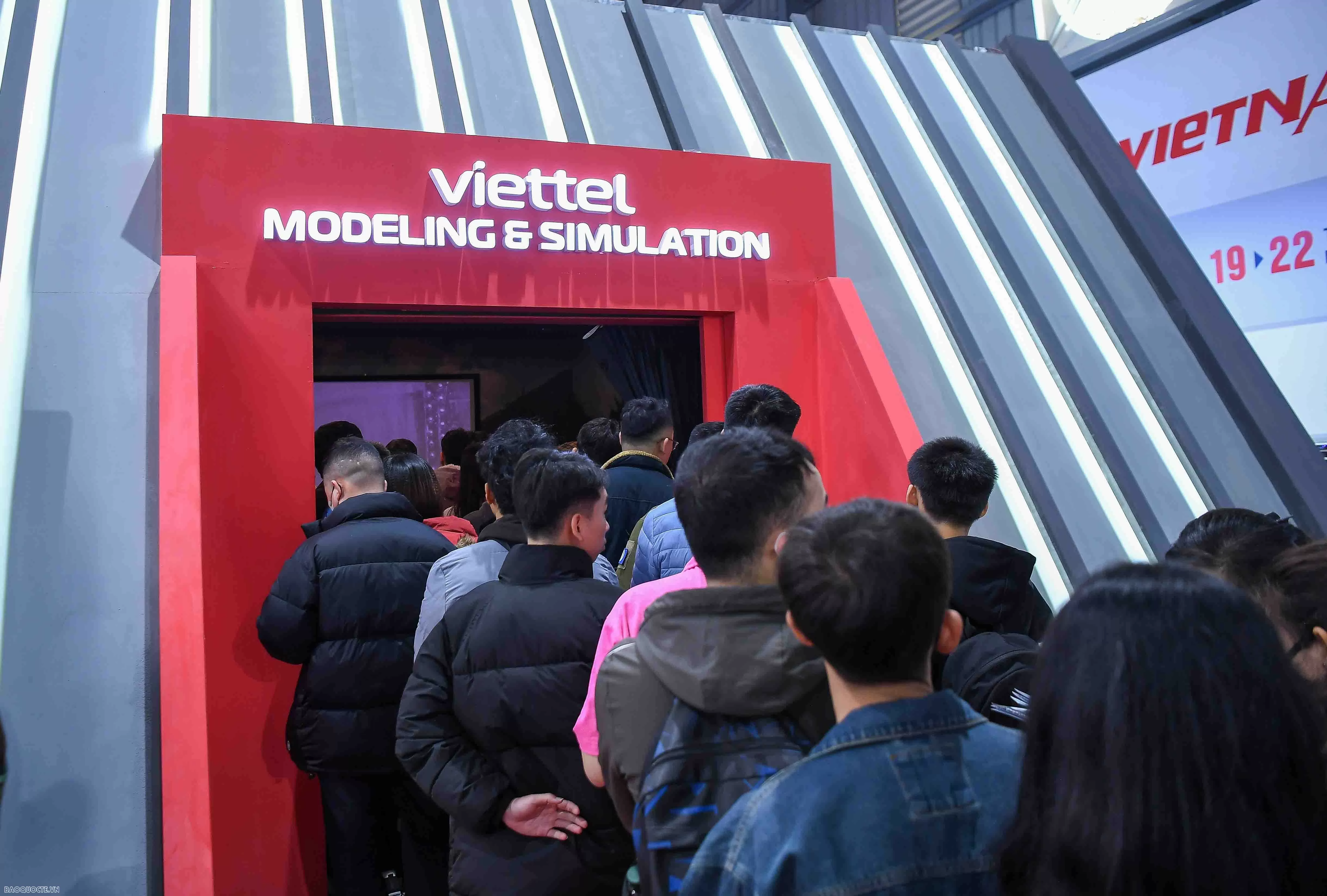 Vietnam International Defence Expo 2024: Visitors Experience Marksmanship and Tank Driving Vietnam International Defence Expo 2024: Visitors Experience Marksmanship and Tank Driving