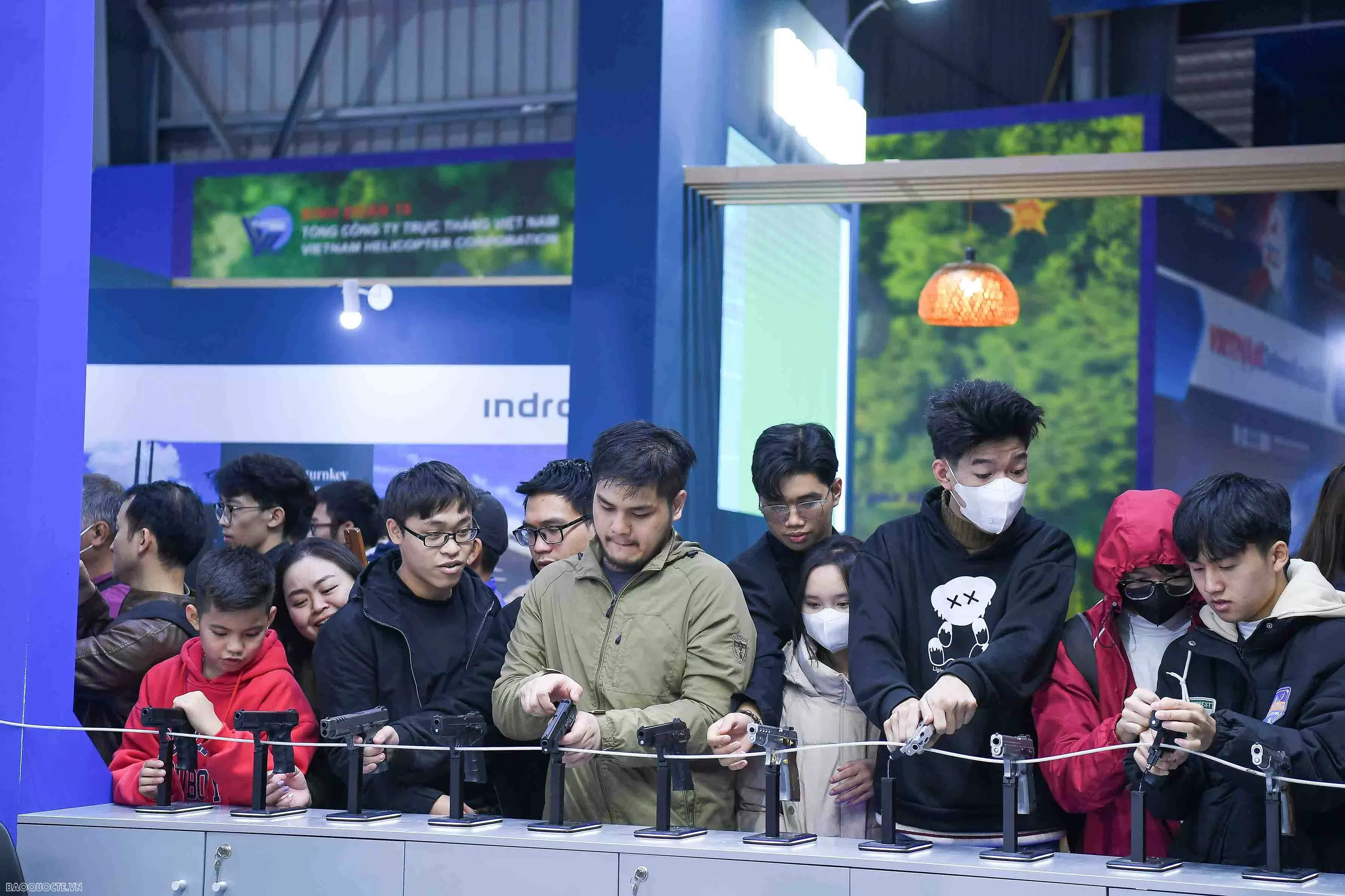 Vietnam International Defence Expo 2024: Visitors Experience Marksmanship and Tank Driving Vietnam International Defence Expo 2024: Visitors Experience Marksmanship and Tank Driving