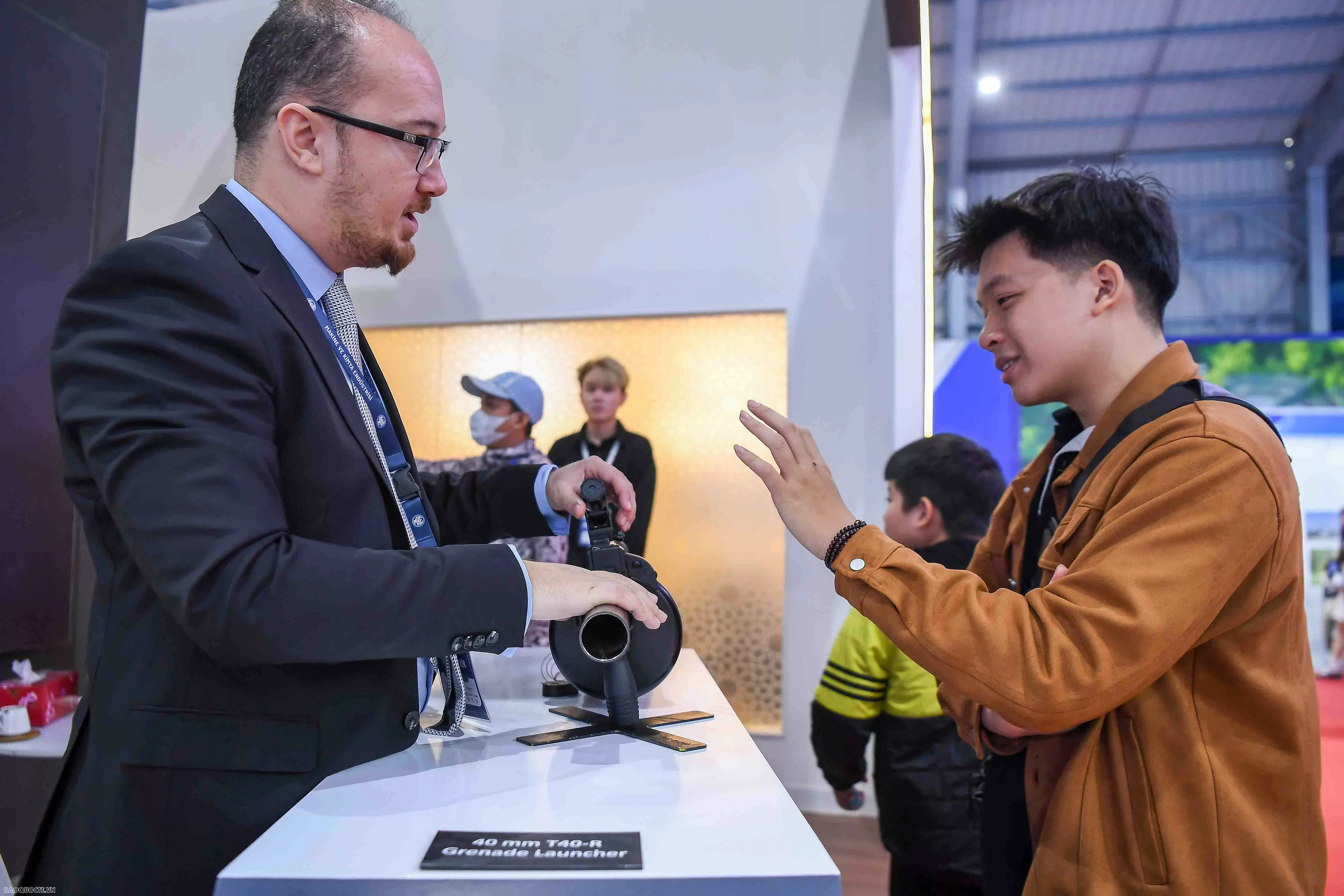 Vietnam International Defence Expo 2024: Visitors Experience Marksmanship and Tank Driving Vietnam International Defence Expo 2024: Visitors Experience Marksmanship and Tank Driving