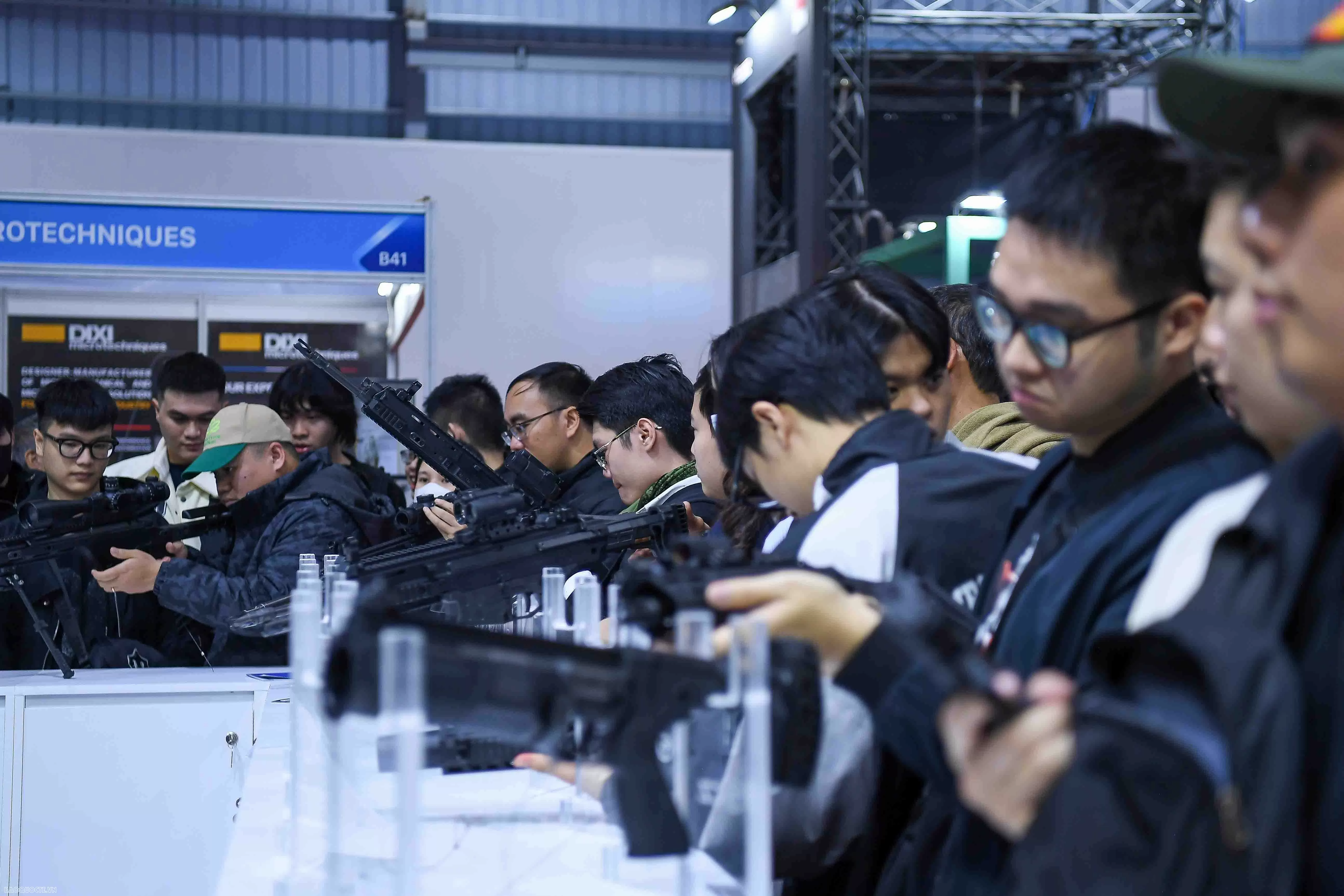Vietnam International Defence Expo 2024: Visitors Experience Marksmanship and Tank Driving Vietnam International Defence Expo 2024: Visitors Experience Marksmanship and Tank Driving