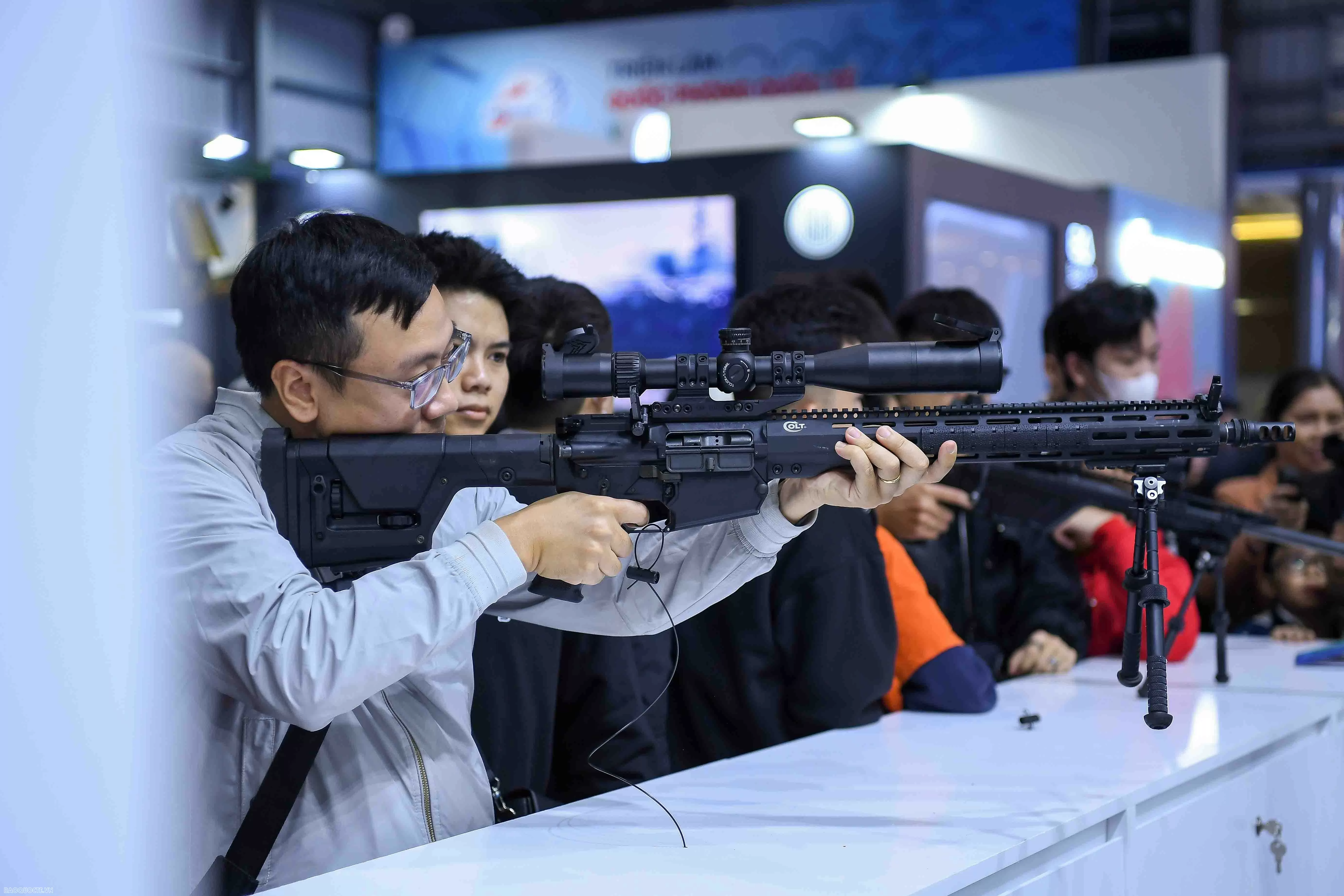 Vietnam International Defence Expo 2024: Visitors Experience Marksmanship and Tank Driving Vietnam International Defence Expo 2024: Visitors Experience Marksmanship and Tank Driving