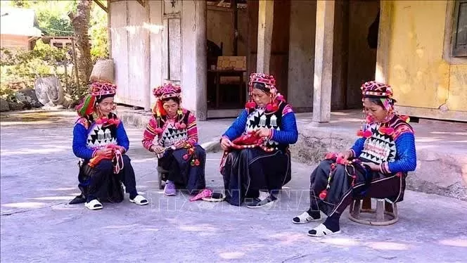 Enduring tradition of Ha Nhi ethnic minority group's costumes