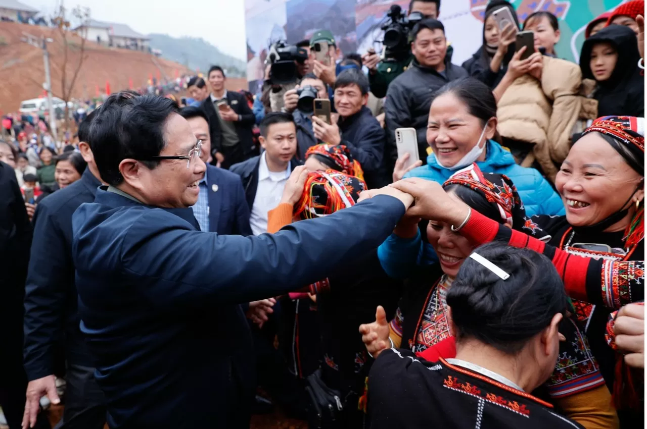 Thủ tướng thăm hỏi người dân tại dự án tái thiết thôn Làng Nủ - Ảnh: VGP/Nhật Bắc Thủ tướng thăm hỏi người dân tại dự án tái thiết thôn Làng Nủ - Ảnh: VGP/Nhật Bắc