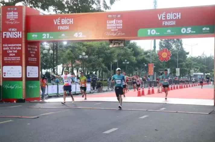 Over 9,000 runners join Can Tho international marathon Over 9,000 runners join Can Tho international marathon