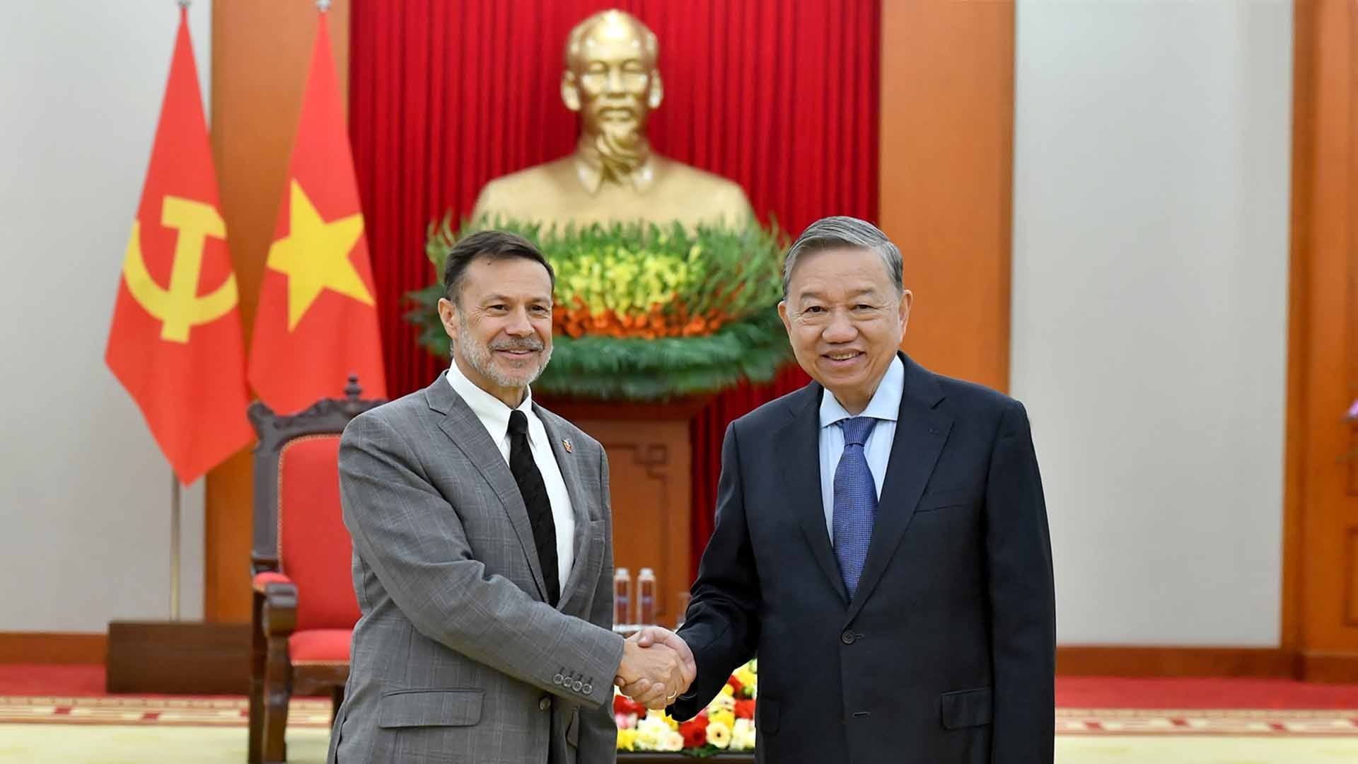 General Secretary To Lam receives outgoing Australian Ambassador Andrew Goledzinowski