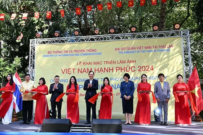 Các đại biểu cắt băng khai mạc triển lãm ảnh 'Việt Nam hạnh phúc - Happy Vietnam' tại Thái Lan Các đại biểu cắt băng khai mạc triển lãm ảnh 'Việt Nam hạnh phúc - Happy Vietnam' tại Thái Lan