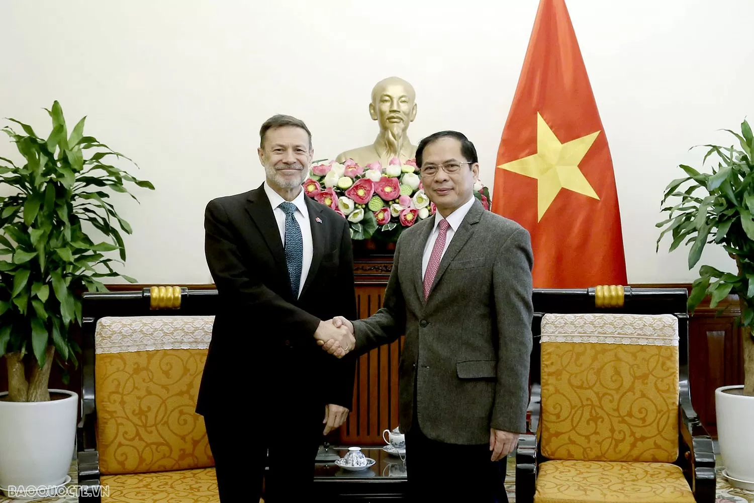 Deputy PM, FM Bui Thanh Son receives outgoing Australian Ambassador Deputy PM, FM Bui Thanh Son receives outgoing Australian Ambassador