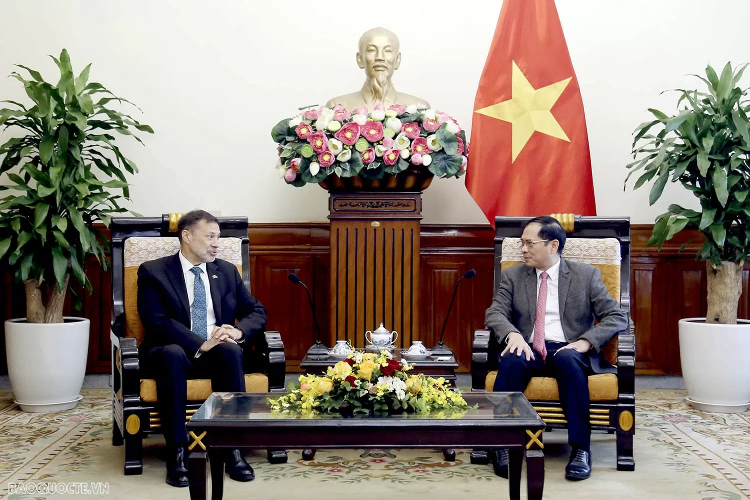 Deputy PM, FM Bui Thanh Son receives outgoing Australian Ambassador Andrew Goledzinowski Deputy PM, FM Bui Thanh Son receives outgoing Australian Ambassador Andrew Goledzinowski