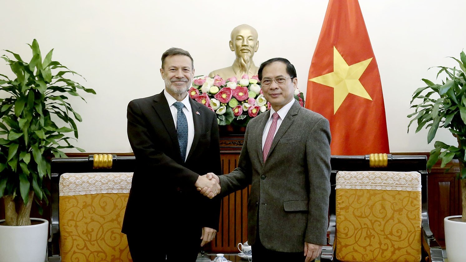 Deputy PM, FM Bui Thanh Son receives outgoing Australian Ambassador Andrew Goledzinowski