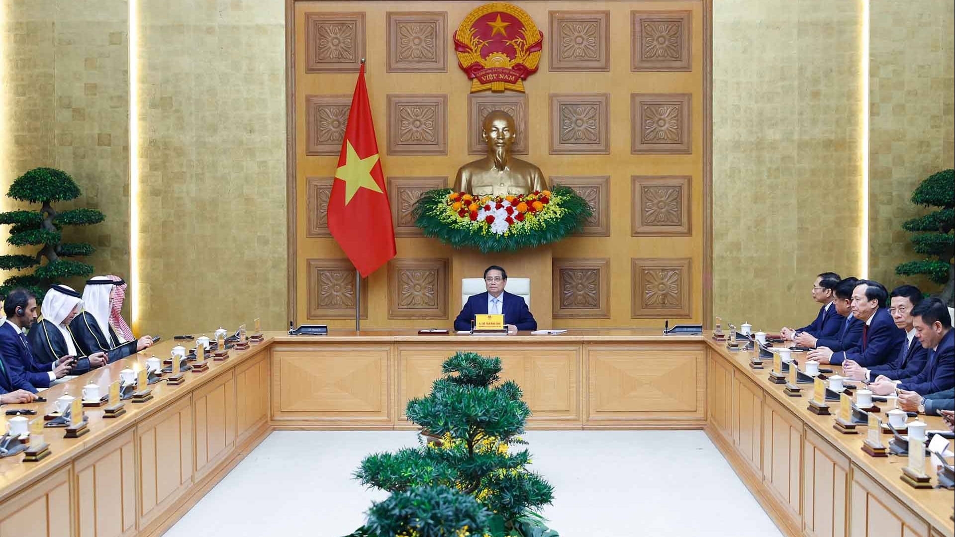 PM Pham Minh Chinh urges realisation of high-level agreements with Saudi Arabia, UAE, Qatar