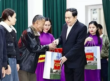 NA Chairman delivers gifts to Ha Tinh policy beneficiaries NA Chairman delivers gifts to Ha Tinh policy beneficiaries