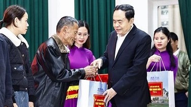 NA Chairman delivers gifts to policy beneficiaries in Ha Tinh